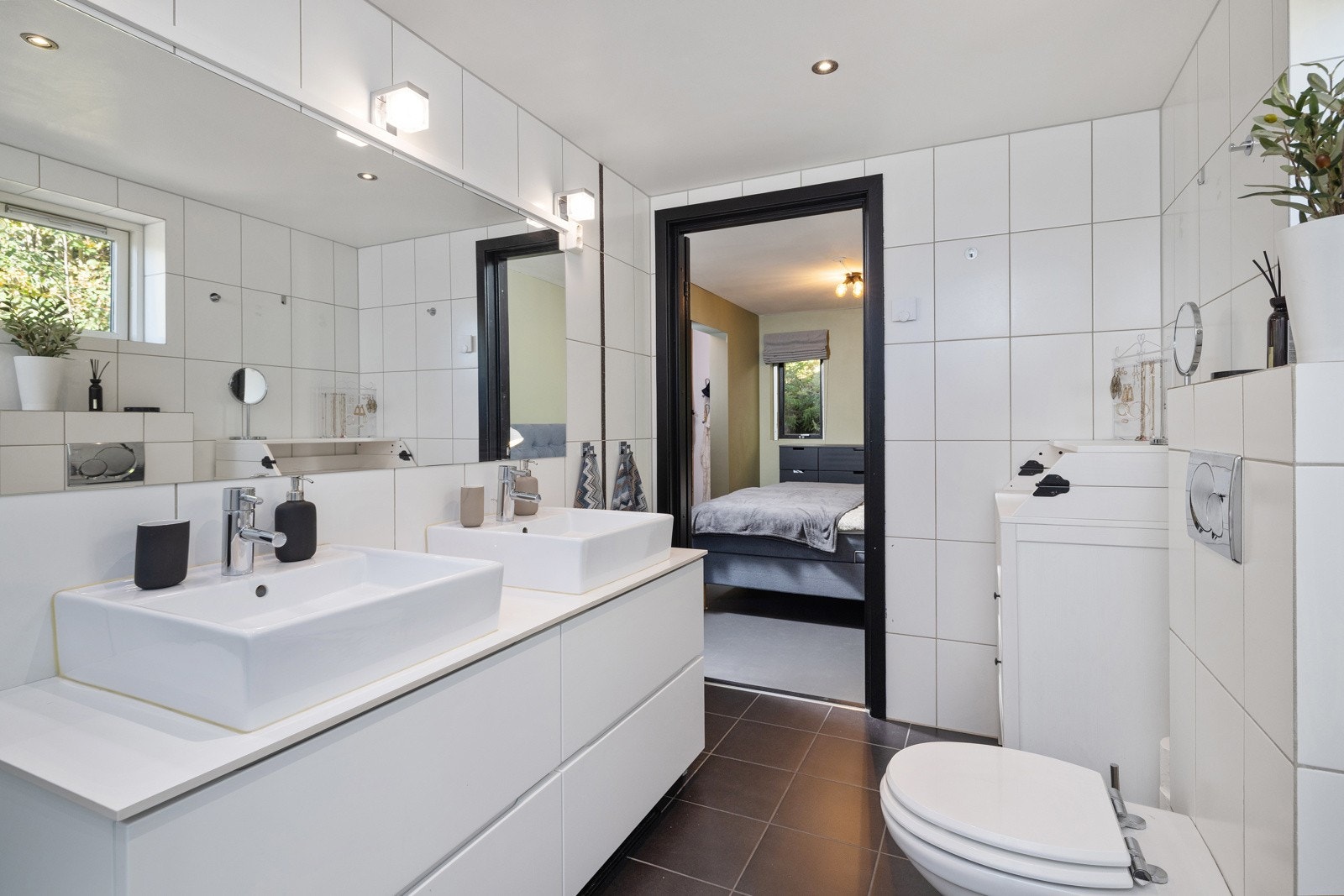 Ved soverommet er det delikat baderom med doble servanter og stor dusjnisje. Galleribilde