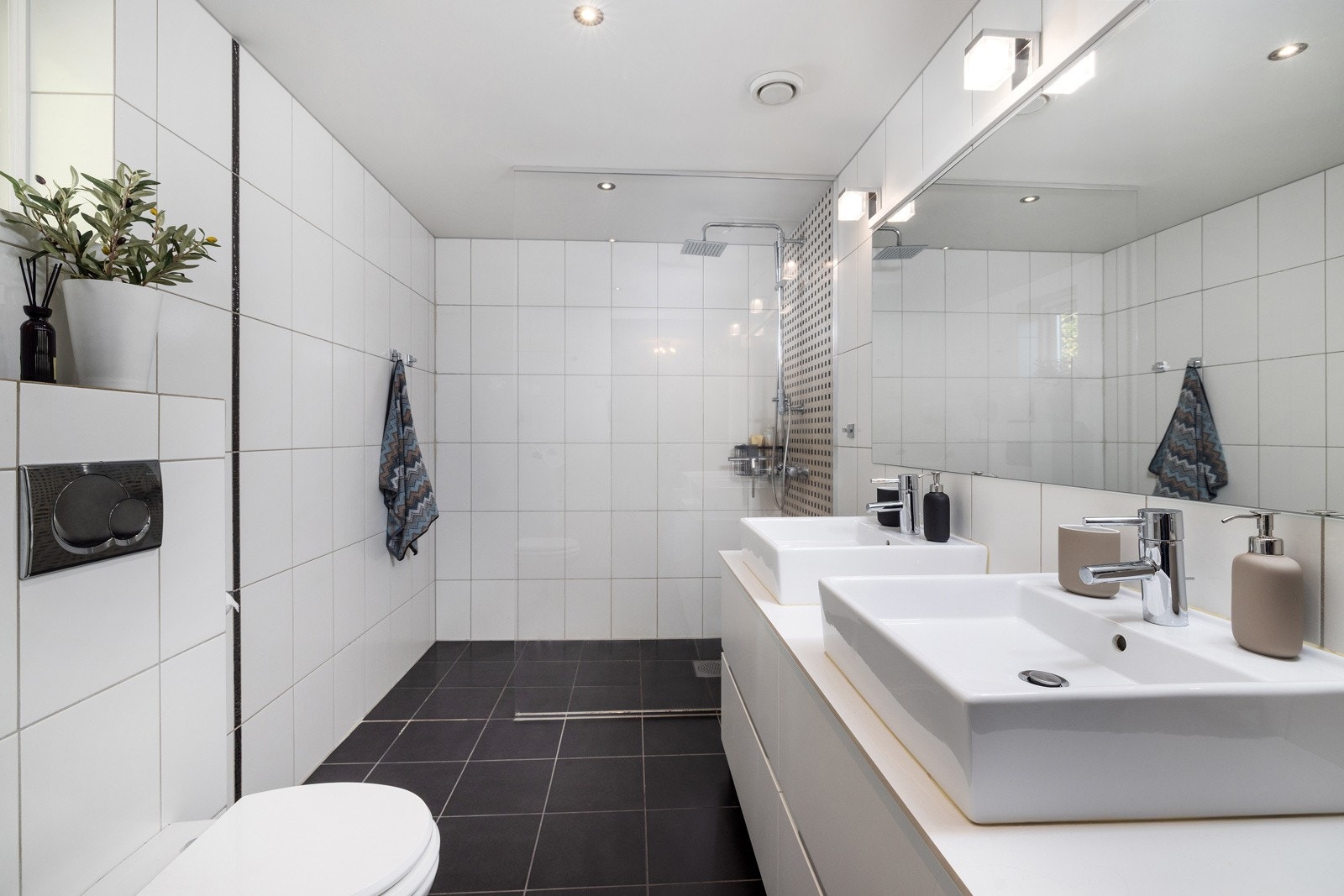 Badet har gulvvarme og downlightsbelysning. Galleribilde