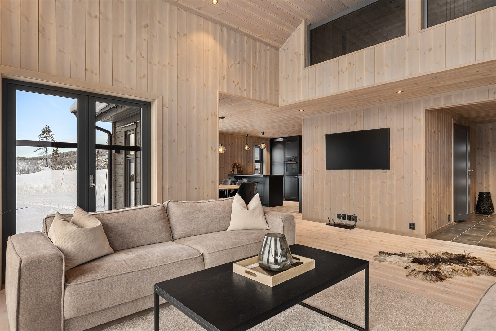 Eksklusiv romfølelse med imponerende takhøyde. Hems med galleri ned til stuen Galleribilde