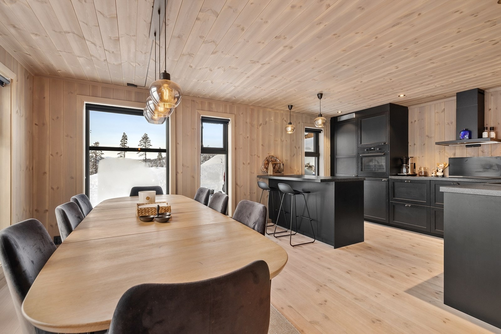 Mye skap- og benkeplass og praktisk kjøkkenøy Galleribilde