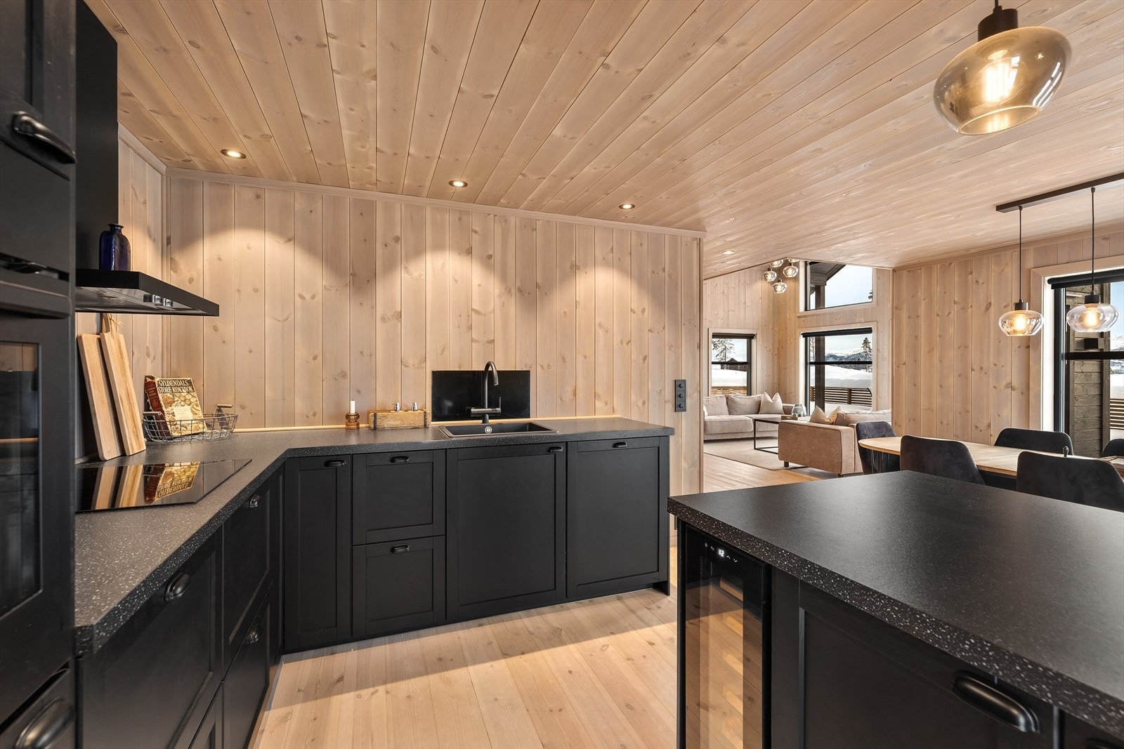 Lekkert kjøkken med integrerte hvitevarer Galleribilde