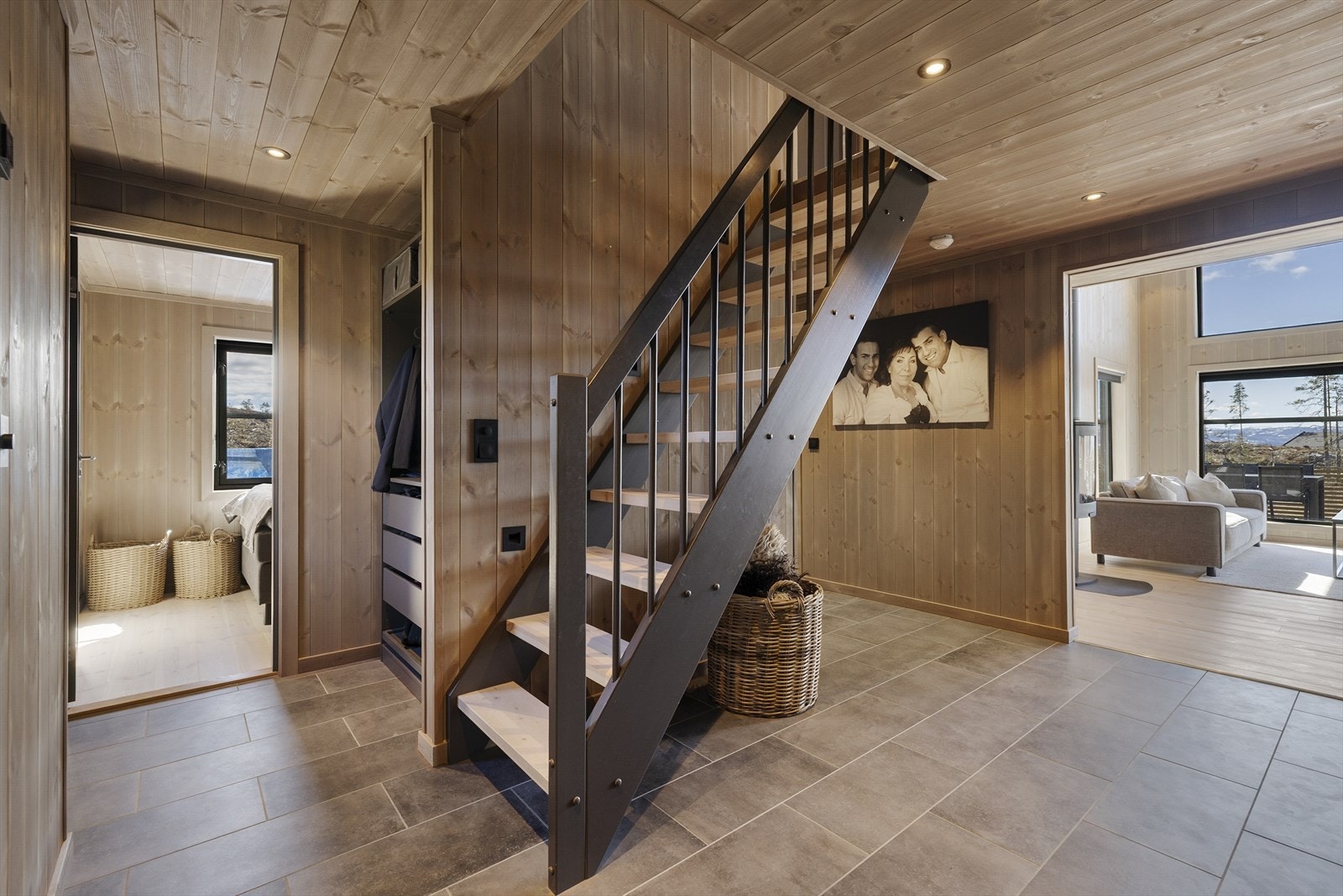 Gang med garderobe Galleribilde