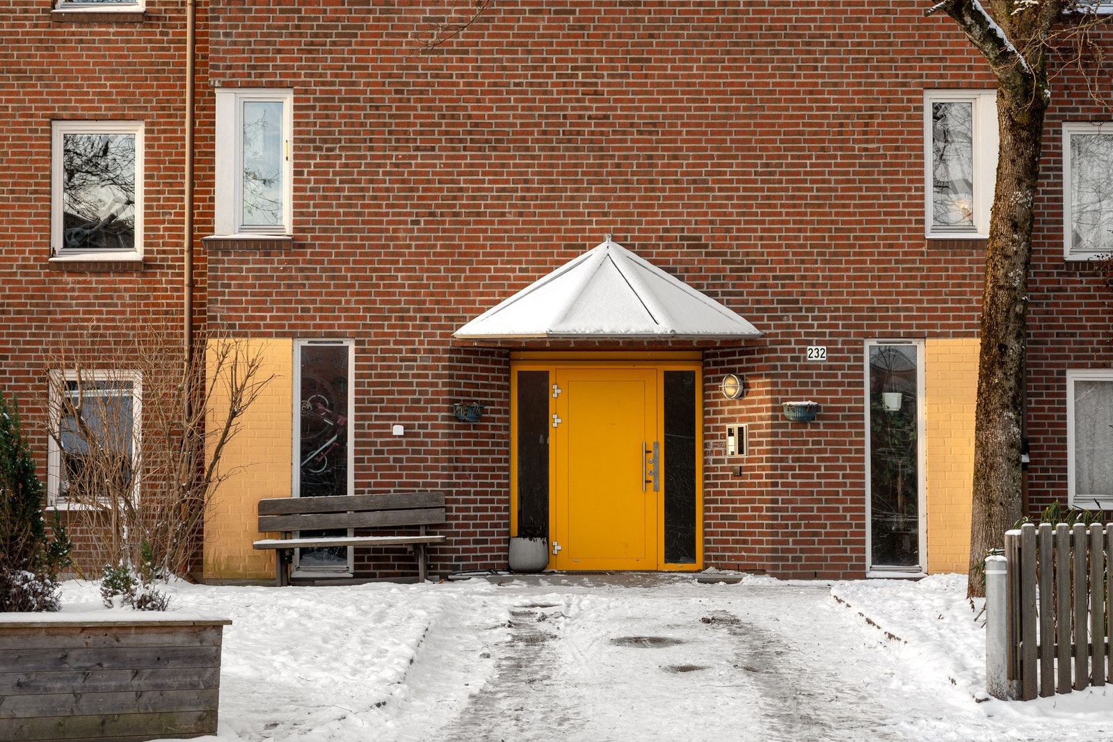 Bygget ligger tilbaketrukket fra trafikk og støy. Galleribilde