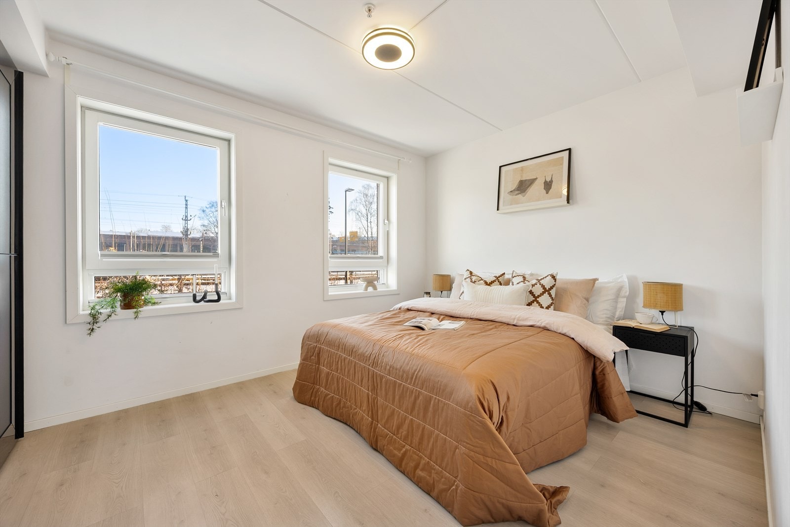 Rommet har laminat på gulv og malte overflater, oppvarmet med radiator. Galleribilde