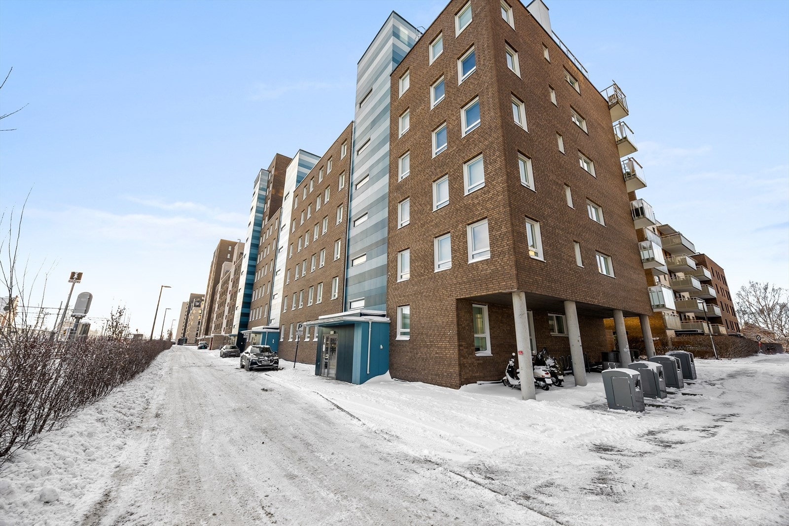 Bygget er fra 2015 og har fasader forblendet med teglstein. Galleribilde