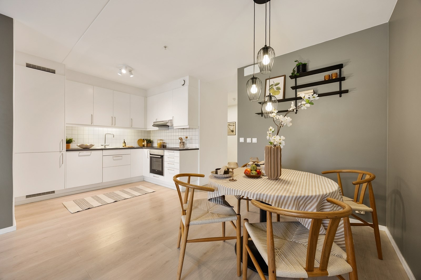 Kjøkkeninnredning fra Marbodal med glatte fronter og laminat benkeplate. Galleribilde