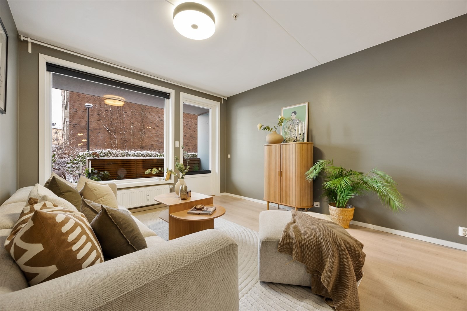 Store vindusflater med isolerglass fra byggeåret gir godt med naturlig lys. Galleribilde