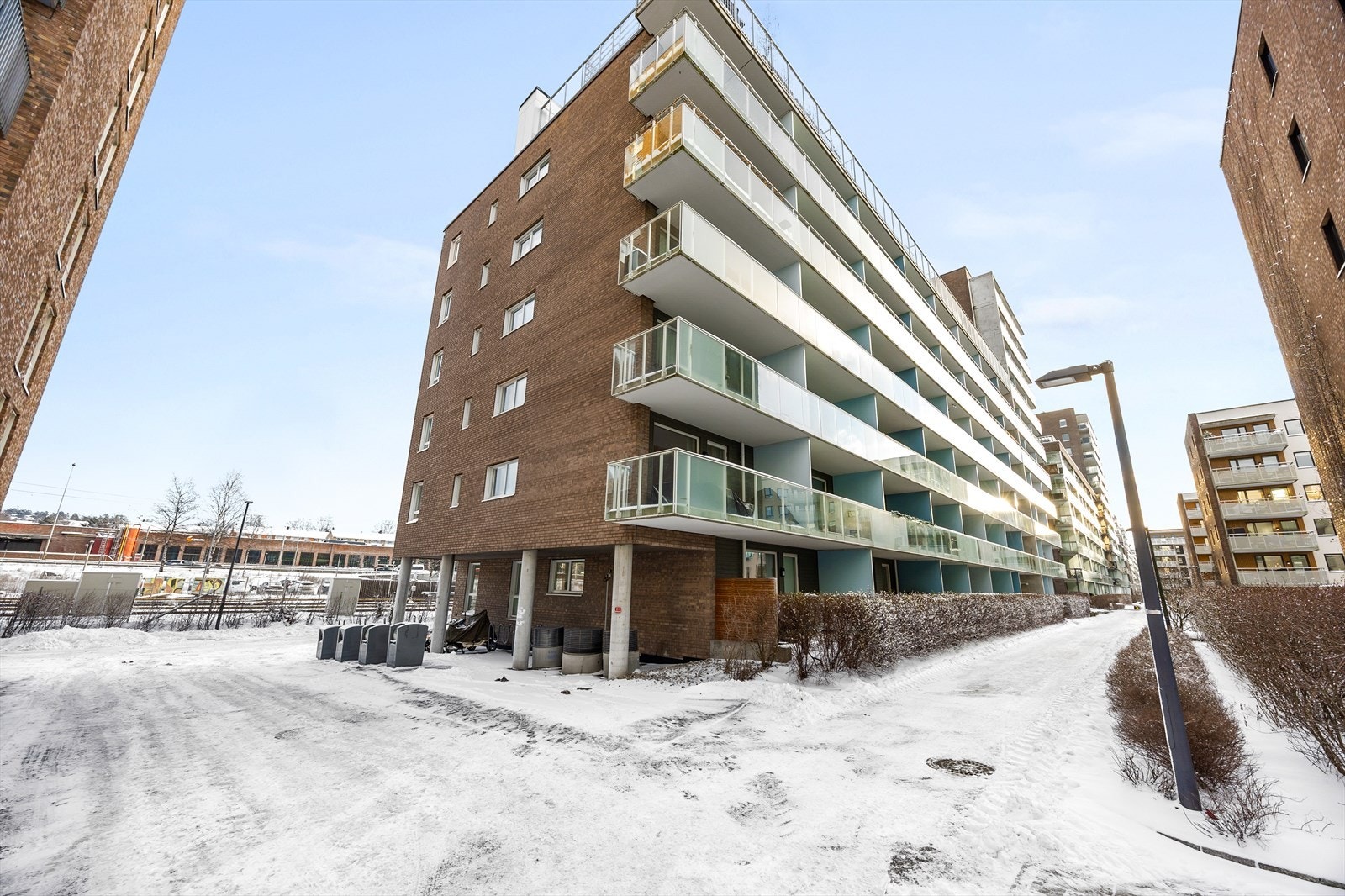 Adkomst til leiligheten via felles trapperom i betong, med heis og dørcalling. Galleribilde