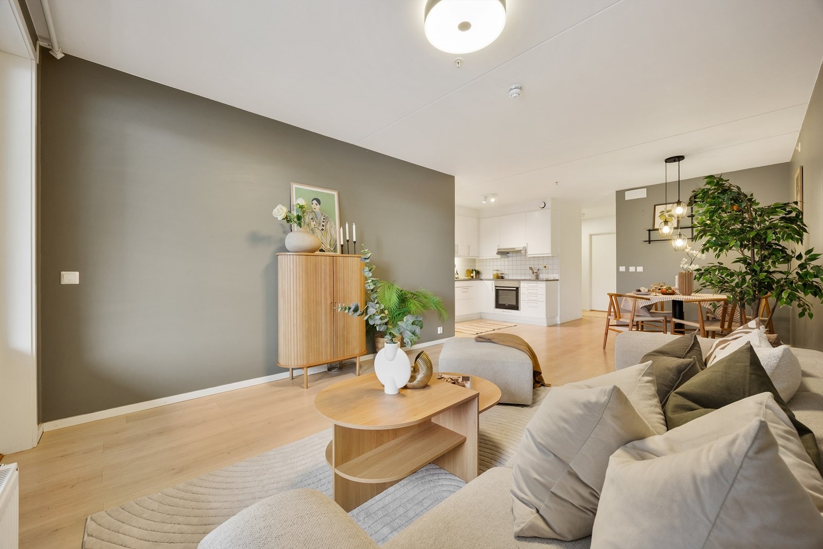 Den åpne planløsningen gir en luftig og sosial sone. Galleribilde