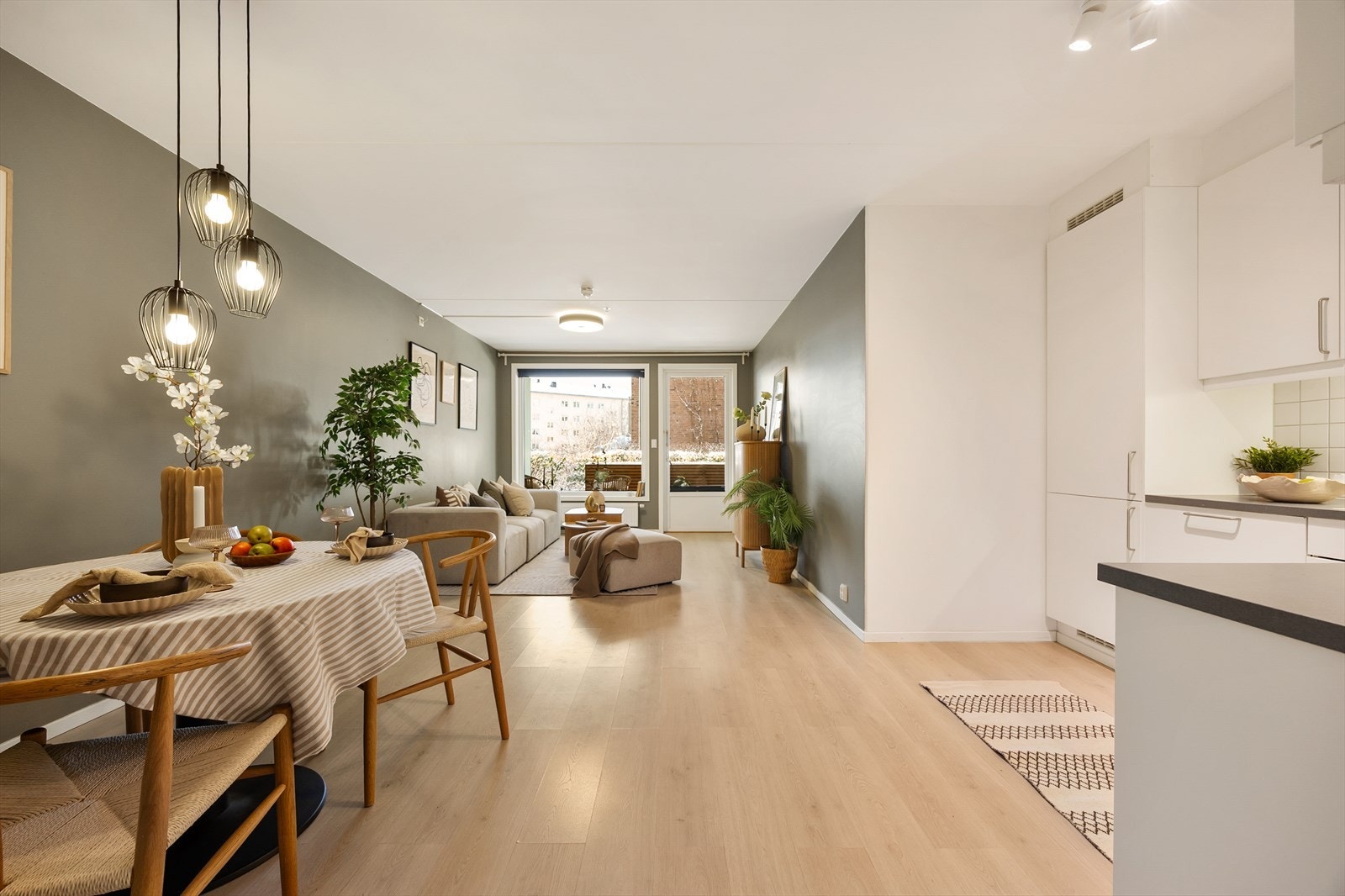 Vegger med sparklet/pussede og malte overflater i en tidsriktig fargepalett. Galleribilde