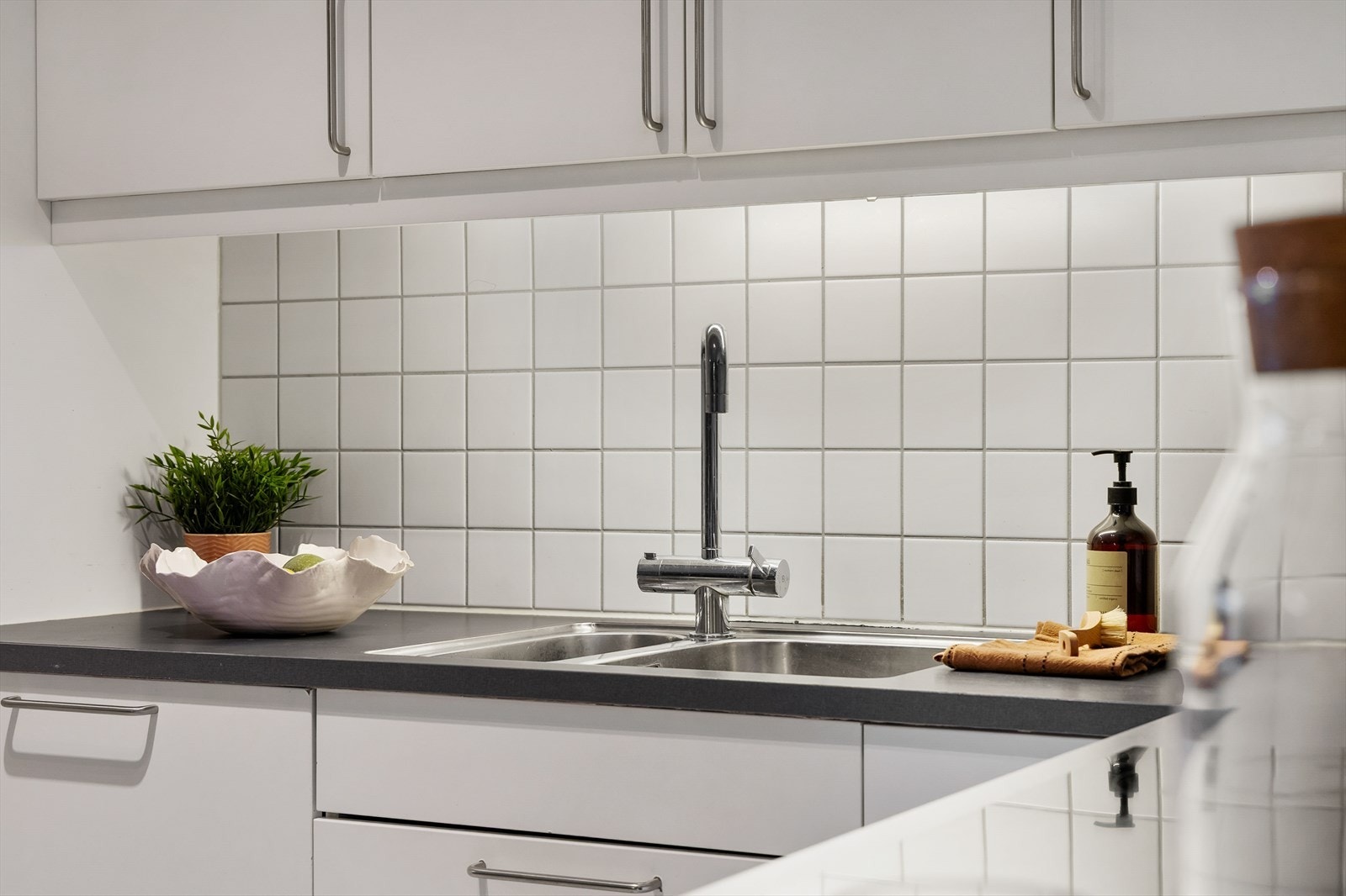 Benkeplaten har en kum i rustfritt stål. Kjøl/frys er også integrert. Galleribilde