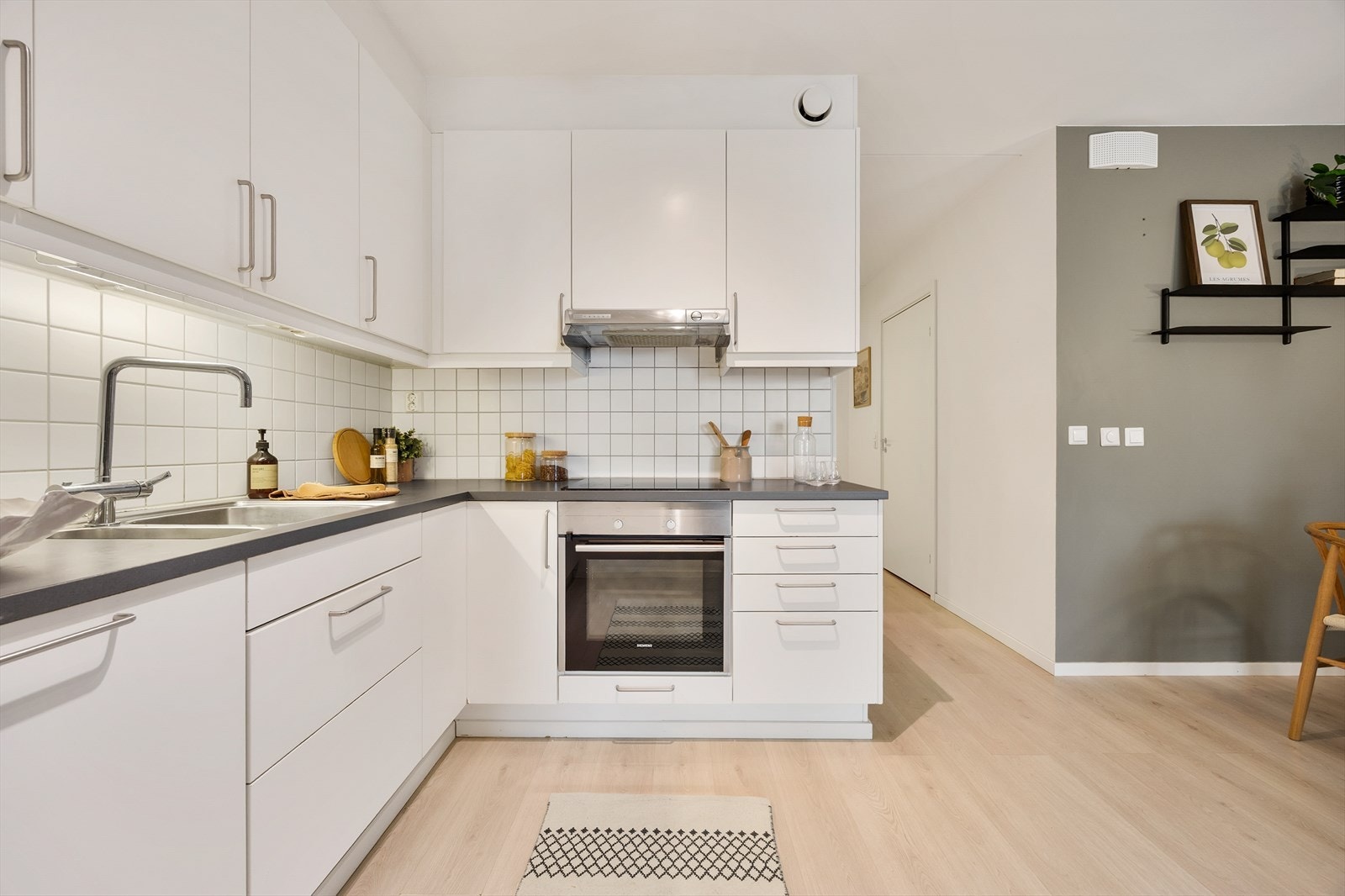 Kjøkkenet er utstyrt med integrert stekeovn, platetopp og oppvaskmaskin. Galleribilde