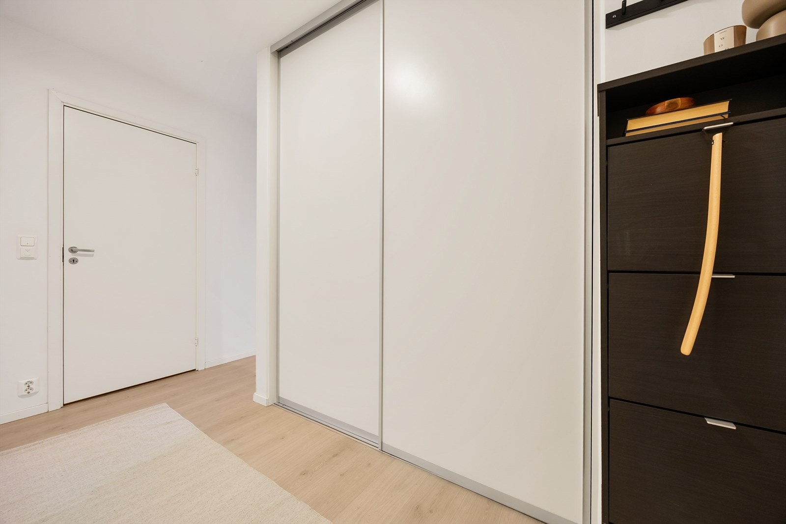 En romslig skyvedørsgarderobe i gangen gir gode lagringsmuligheter. Galleribilde