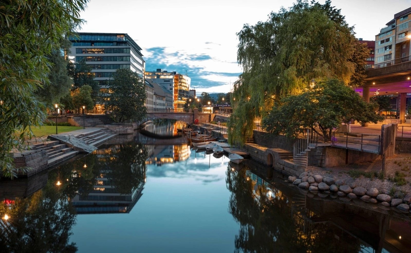 Nydelige nye Nydalen med herlig arkitektur. Her kan du spasere langs Akerselva helt ned til Bjørvika Galleribilde