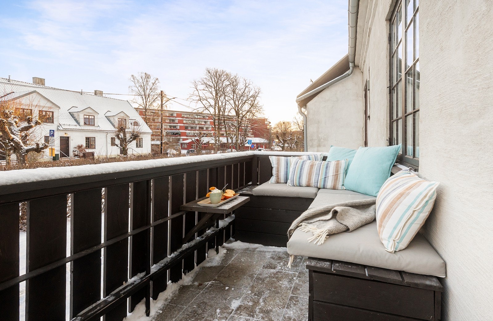 Integrert sittebenk på denne uteplassen med tidlig morgensol Galleribilde