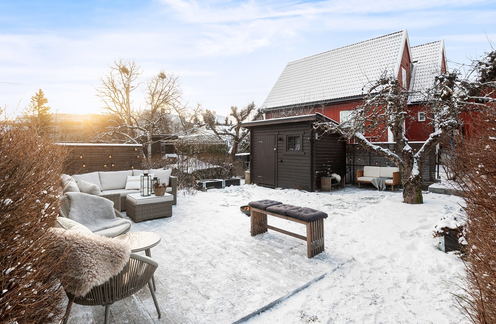 Her er det sol hele dagen og til den går ned bak bebyggelsen Galleribilde