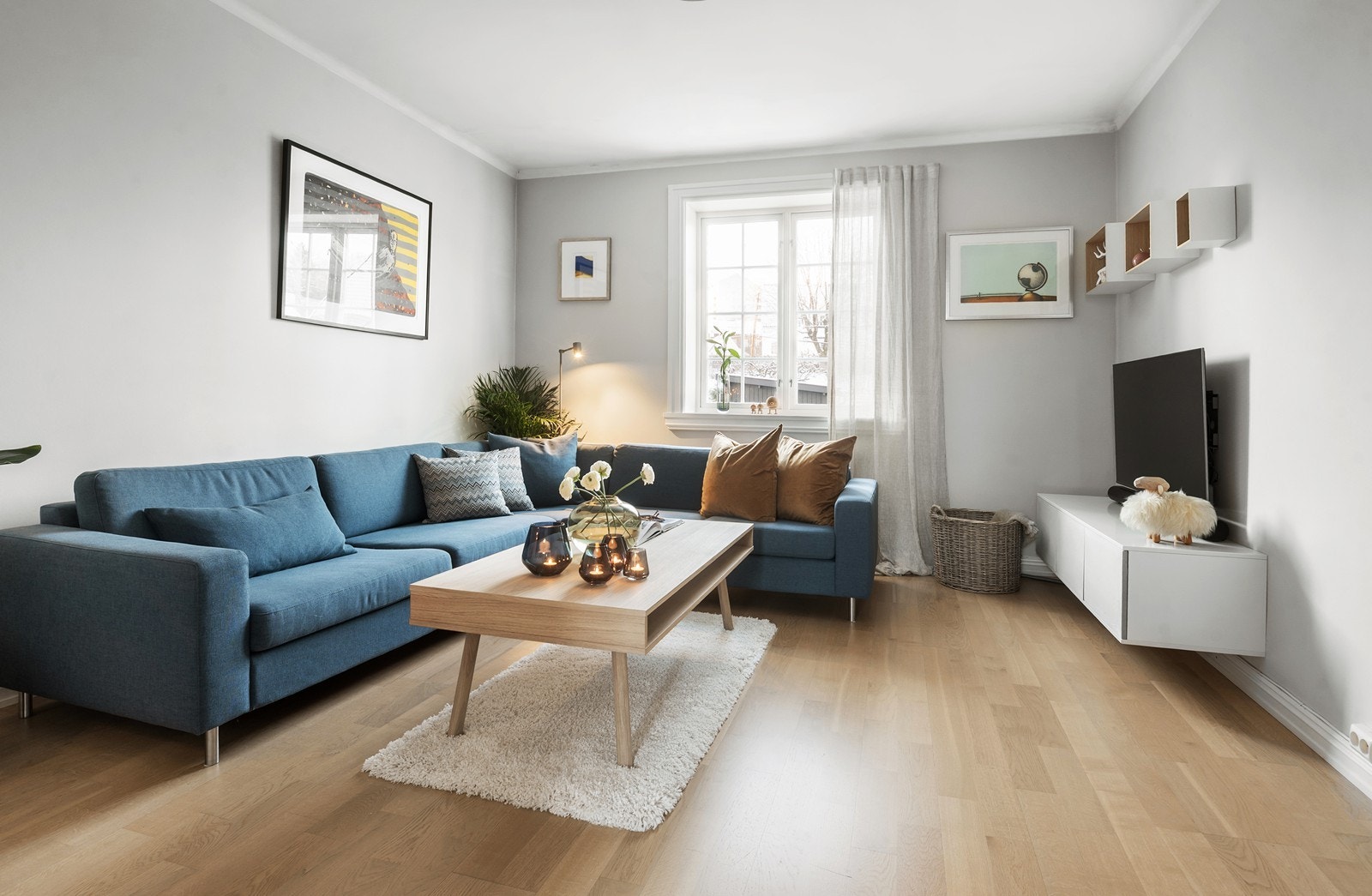 Hyggelig stue med peis og utsyn til hageparsell Galleribilde