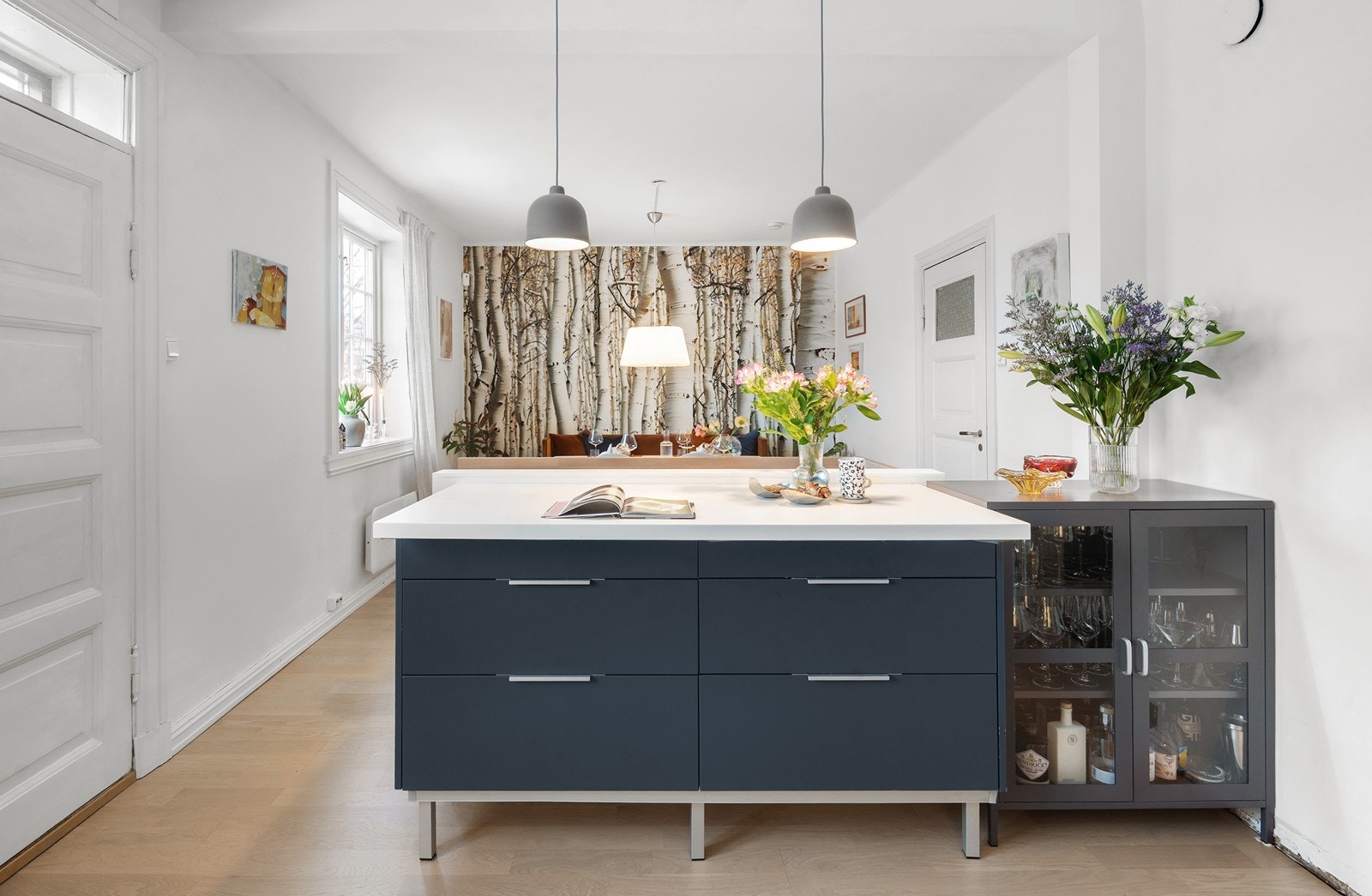 Det er dør ut til terrasse og videre ut til hage fra kjøkkenet Galleribilde