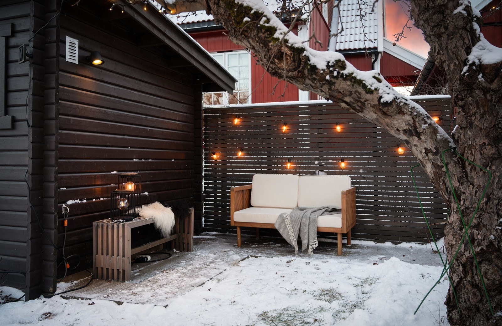 Det er satt opp en utebod med innlagt strøm. Kan også fungere som en sommerstue Galleribilde