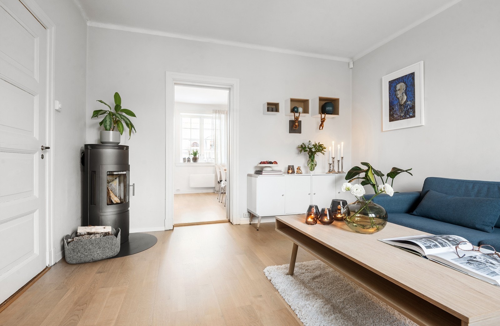 TV-stue / peisestue vis a vis kjøkken. Noen bruker også dette som et 3. soverom/ gjesterom da det kan stenges av med dør. Galleribilde