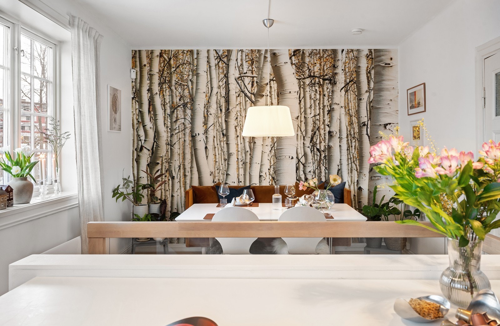 Stort og deilig spisekjøkken med luftig takhøyde (2,78) og utgang til balkong med trapp til hage Galleribilde