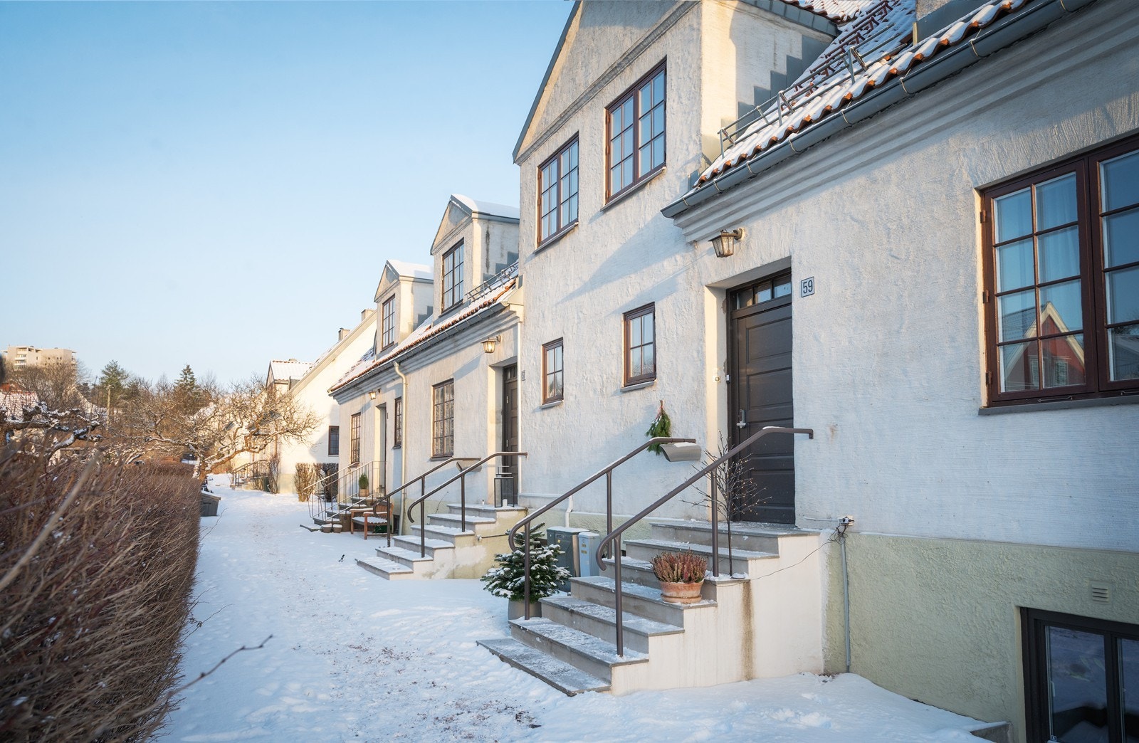 Hyggelig inngangsparti som nylig er rehabilitert med skifertrinn Galleribilde