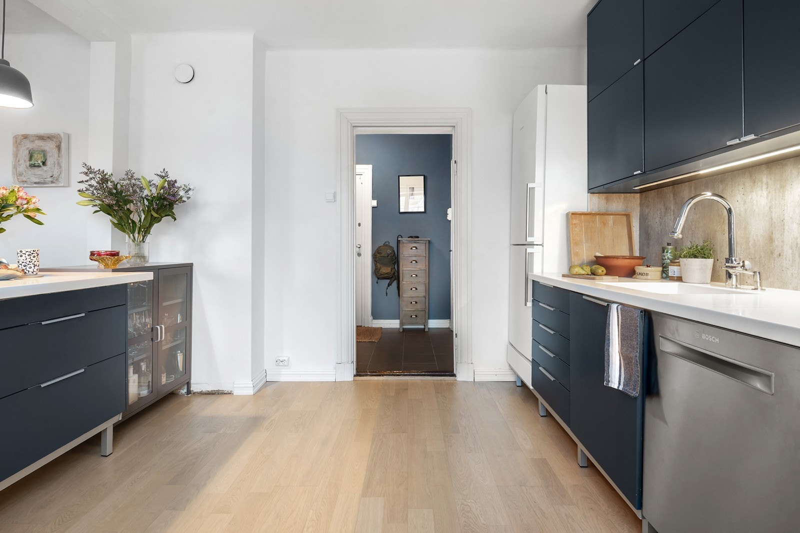 Dør inn til kjøkkenet fra gangen Galleribilde