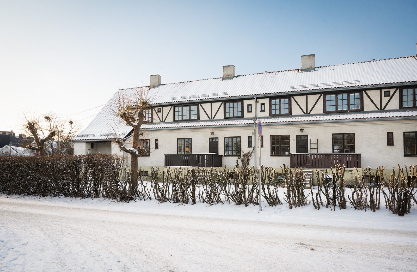 Fasade sett fra Konventveien. Her er det parkeringsmuligheter og det er null gjennomgangstrafikk pga bom litt lenger opp i veien Galleribilde