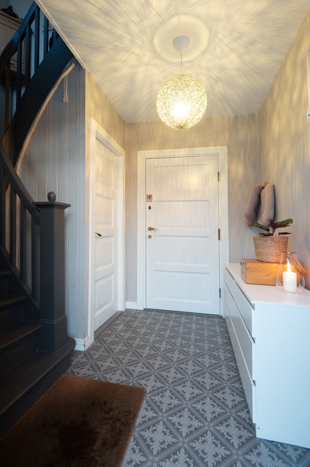 Det er to leiligheter i bygget. Trapp opp til naboleilighet fra felles trappegang Galleribilde