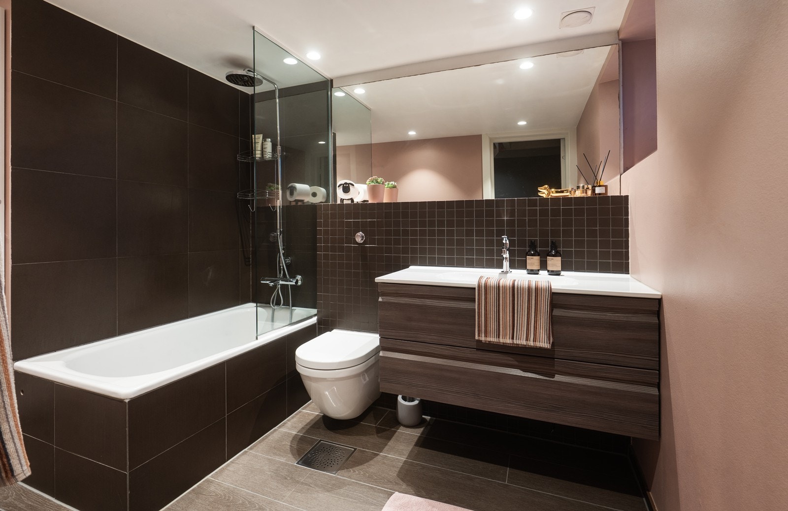 Stort og meget pent bad flislagt med varmekabler og innfliset badekar Galleribilde