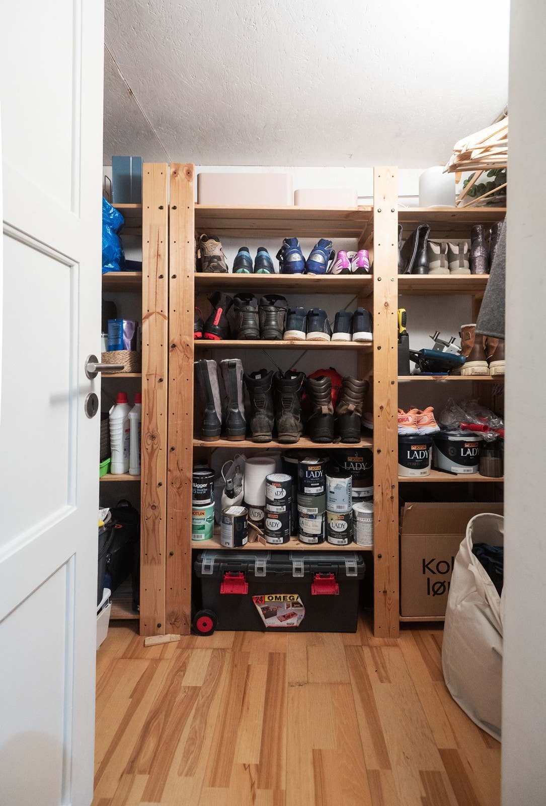 Praktisk bod med hyller i enden av soveromsgangen Galleribilde