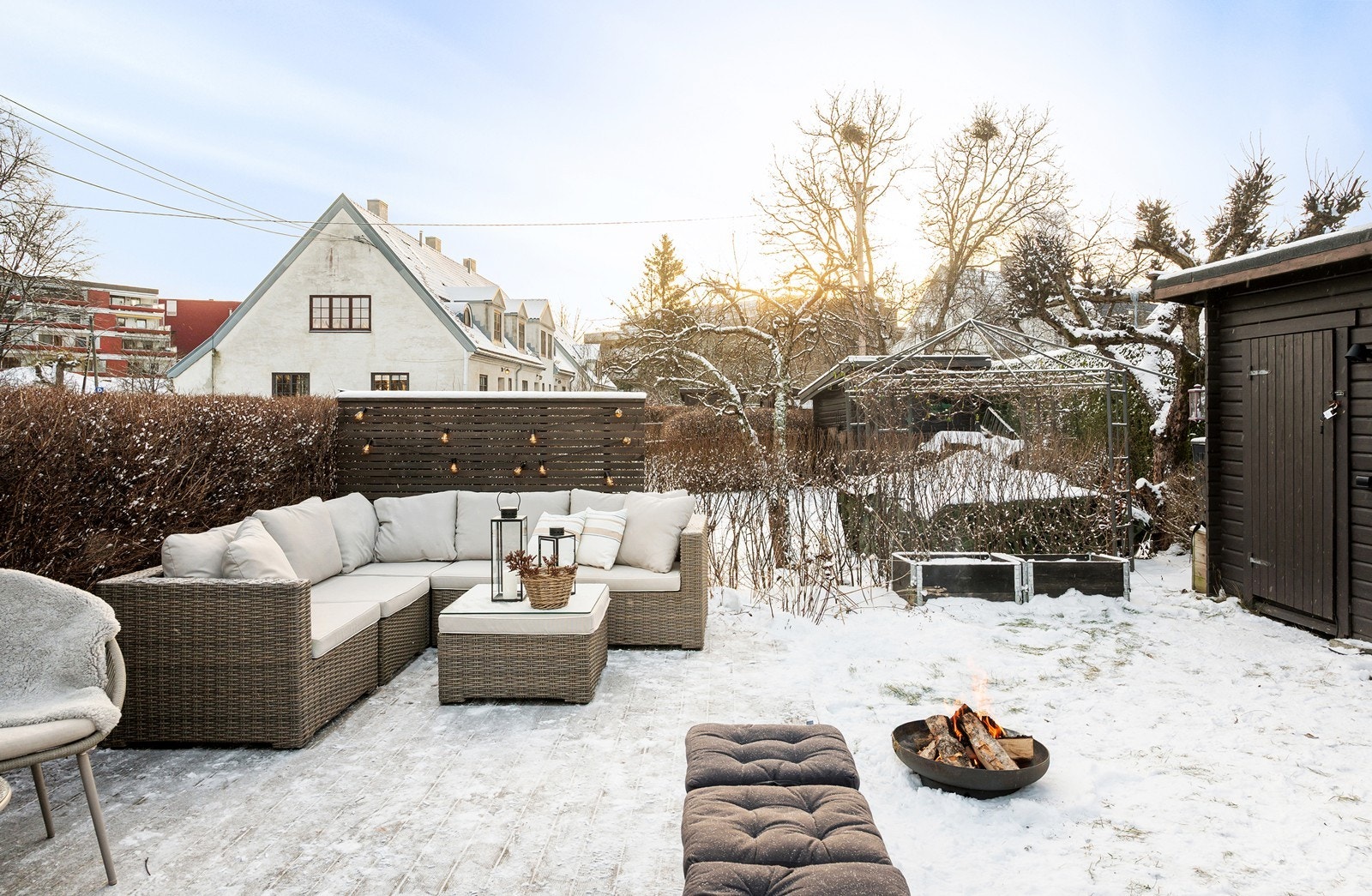 Parsellen er meget pent opparbeidet med terrasse, heller, plen og frukttær / busker Galleribilde
