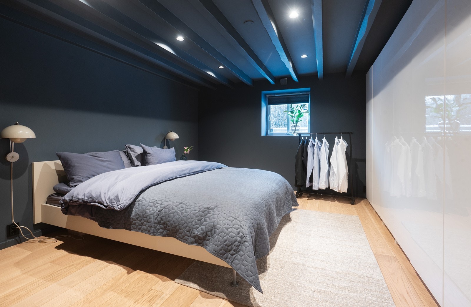 Stort og deilig hovedsoverom med godt med garderobeskap Galleribilde