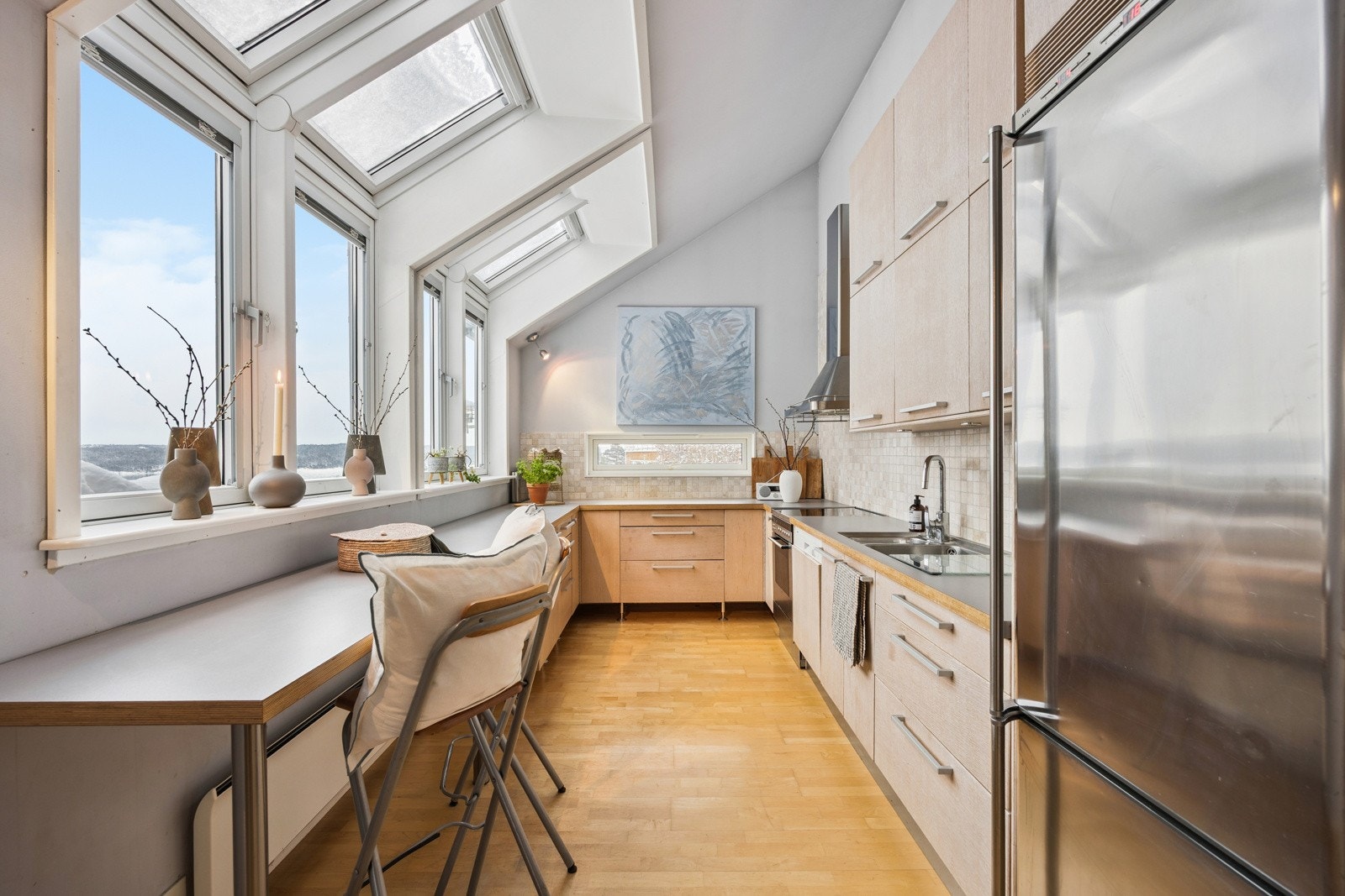 Kjøkkenet i hovedetasjen er levert av Sigdal og har glatte fronter og praktisk benkeplate i laminat. Galleribilde