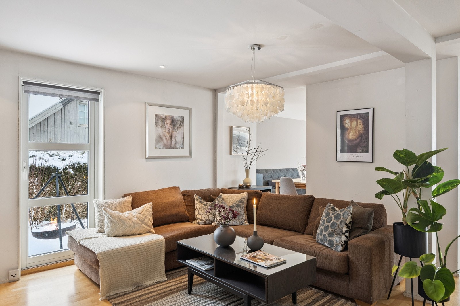 Etasjen har en behagelig takhøyde på ca. 235 cm, noe som gir en åpen og luftig romfølelse. Galleribilde