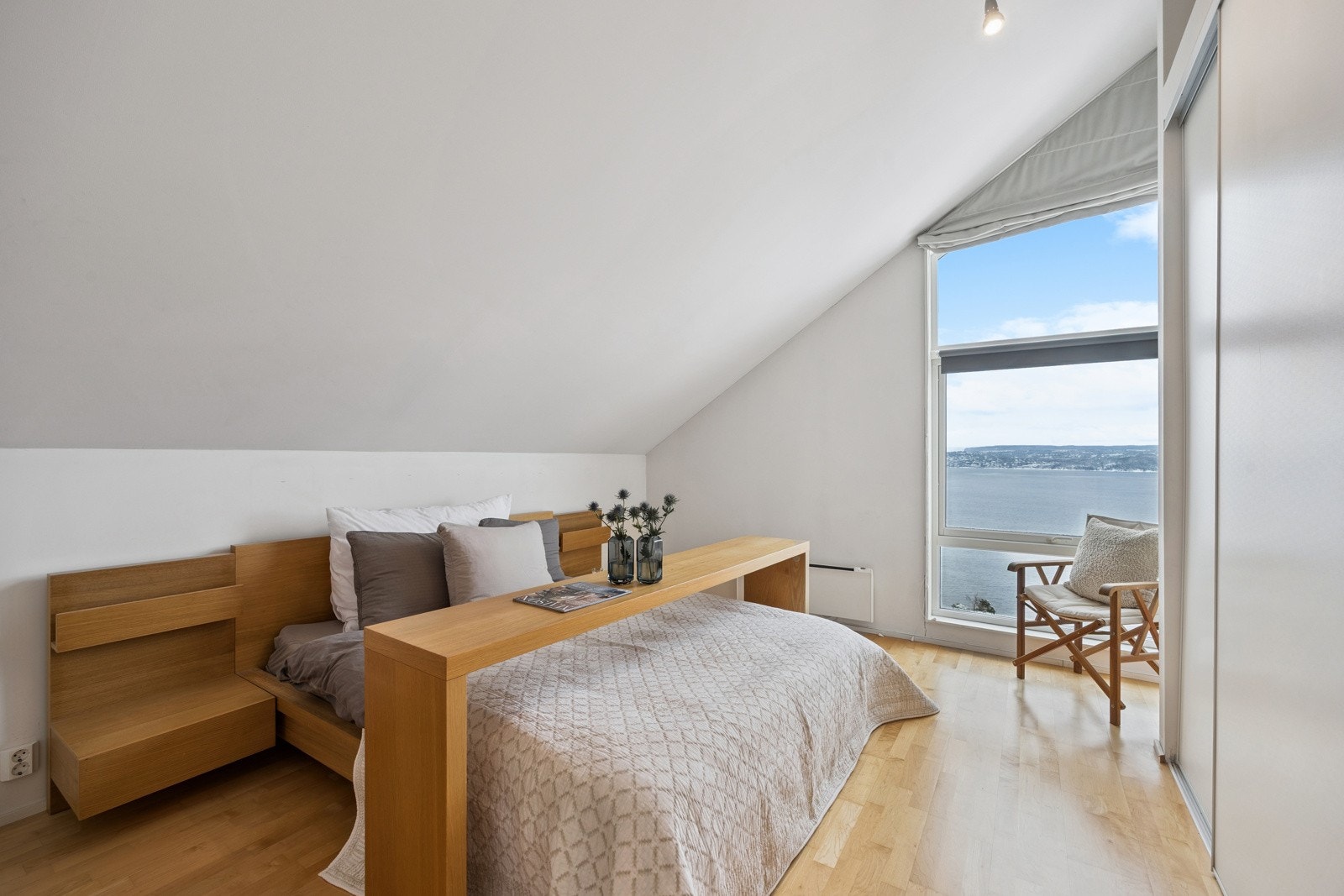 I hovedetasjen er det tre soverom med parkettgulv og malte flater Galleribilde