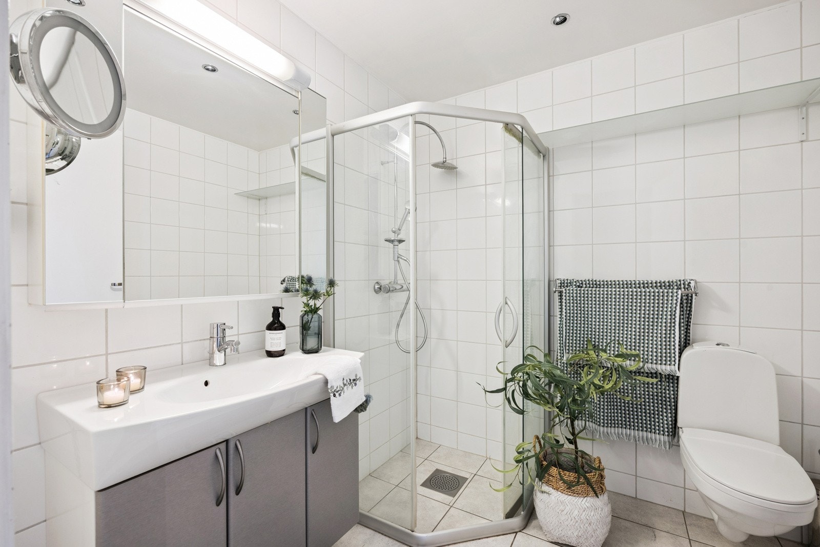 Badet i underetasjen er også flislagt og har dusjnisje, servant og vegghengt toalett, samt varmekabler i gulvet. Galleribilde