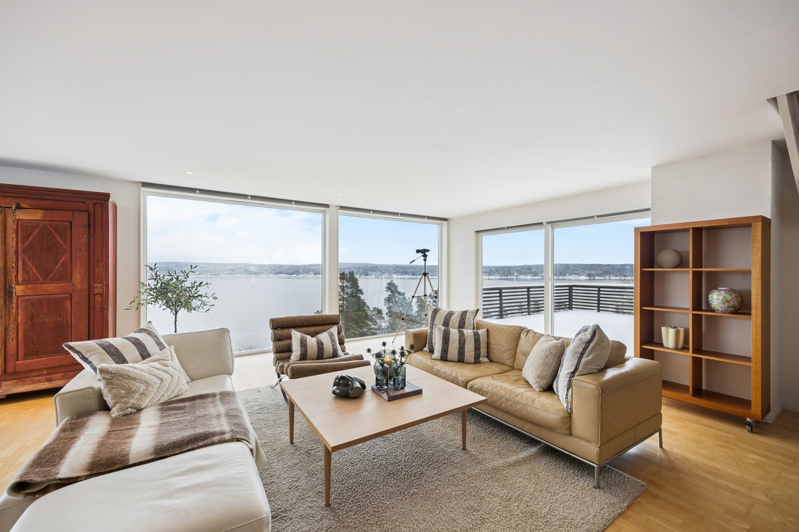 Stuen i hovedetasjen er romslig og lett å møblere med naturlige soner for både sofagruppe og spiseplass Galleribilde