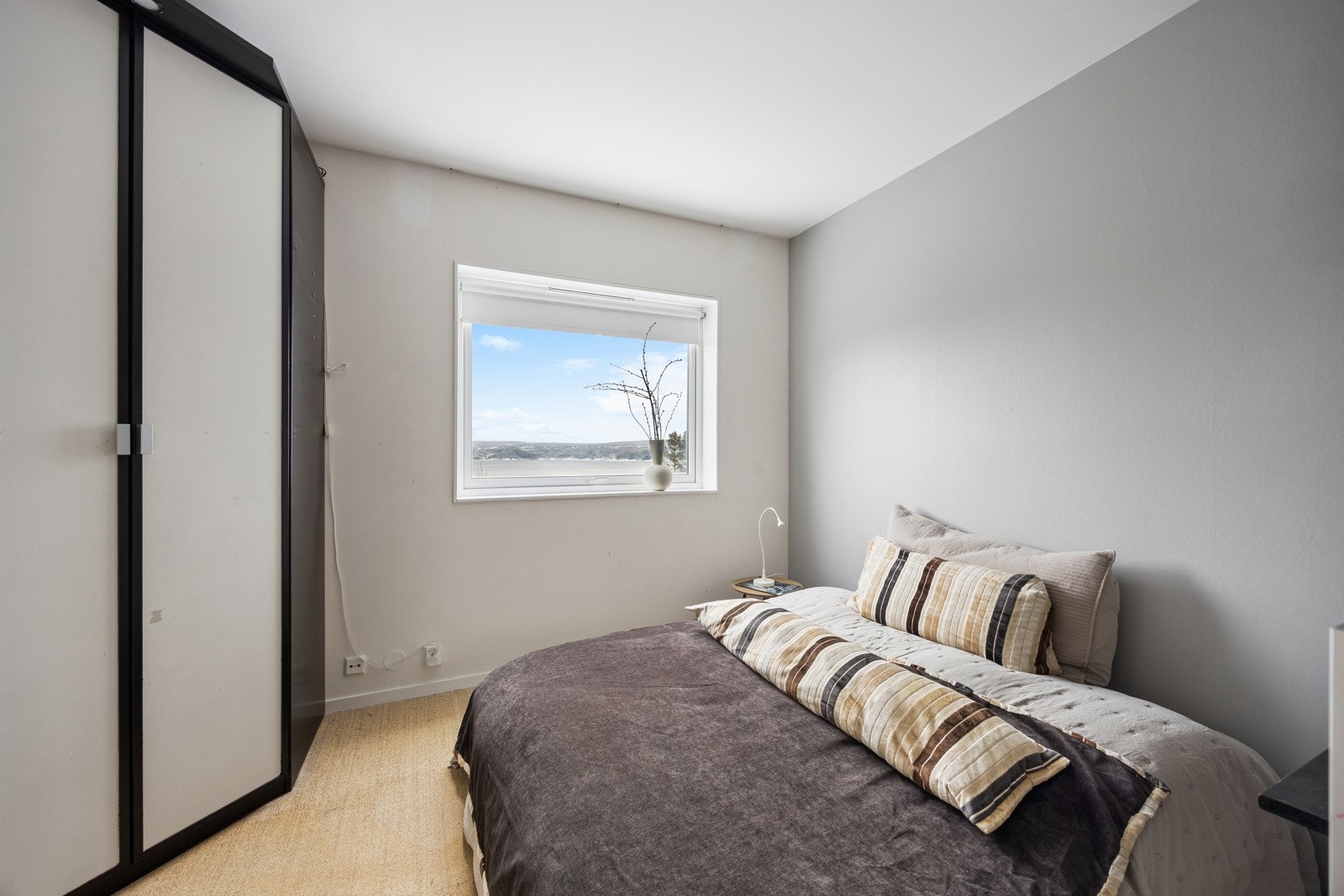 Underetasjen har et soverom tilknyttet hybelleiligheten. Det er to rom som er innredet som soverom, men det ene rommet er byggemeldt som bod og ikke godkjent til varig opphold. Galleribilde