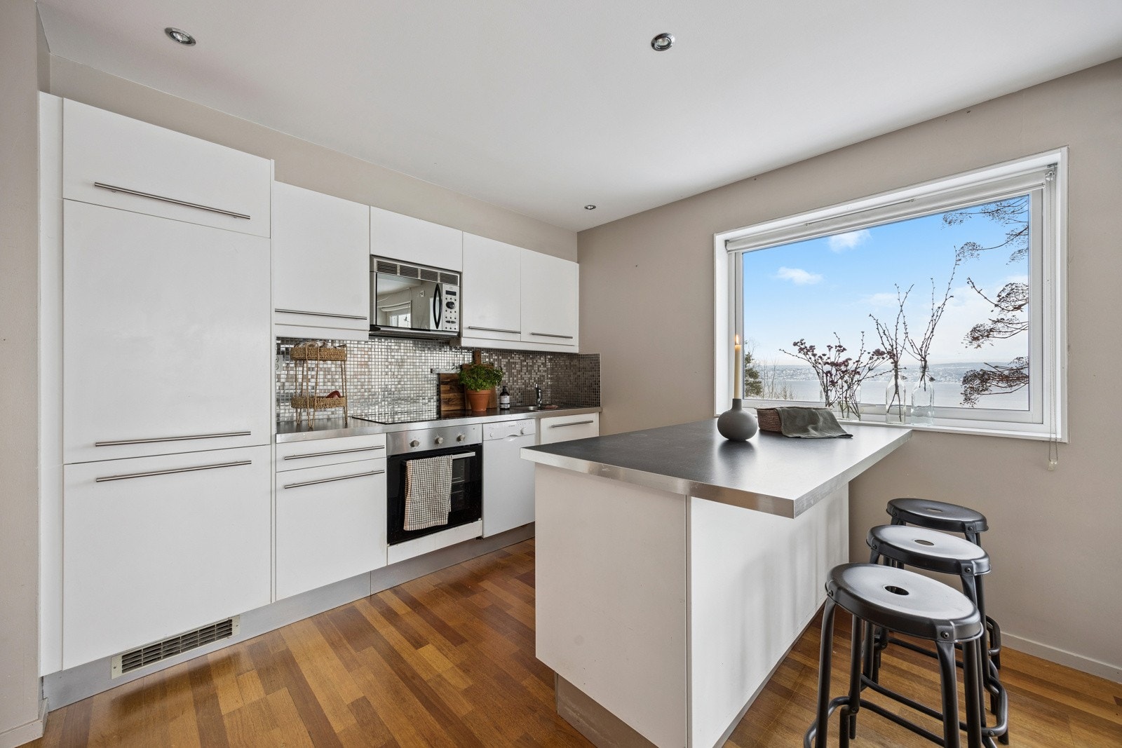 Hybelleiligheten fremstår som en komplett og selvstendig boenhet med egen inngang Galleribilde