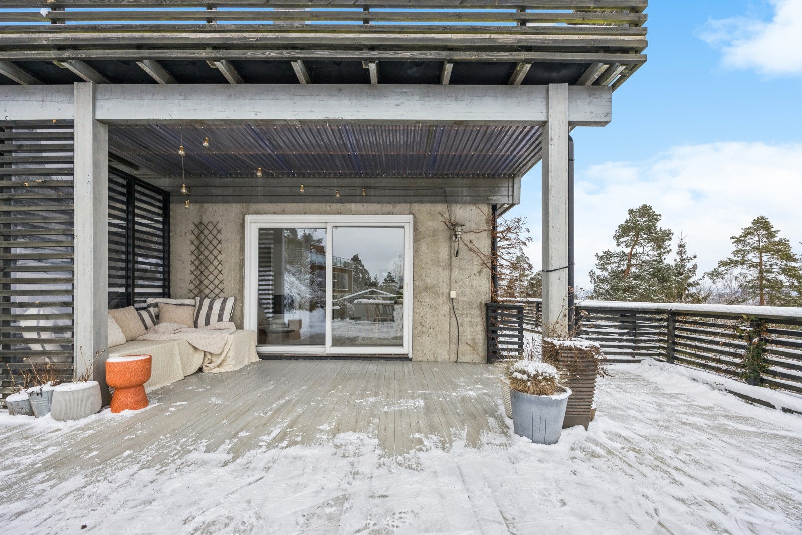 Boligen er en innholdsrik enebolig over tre etasjer med gjennomtenkt planløsning og gode bruksarealer Galleribilde