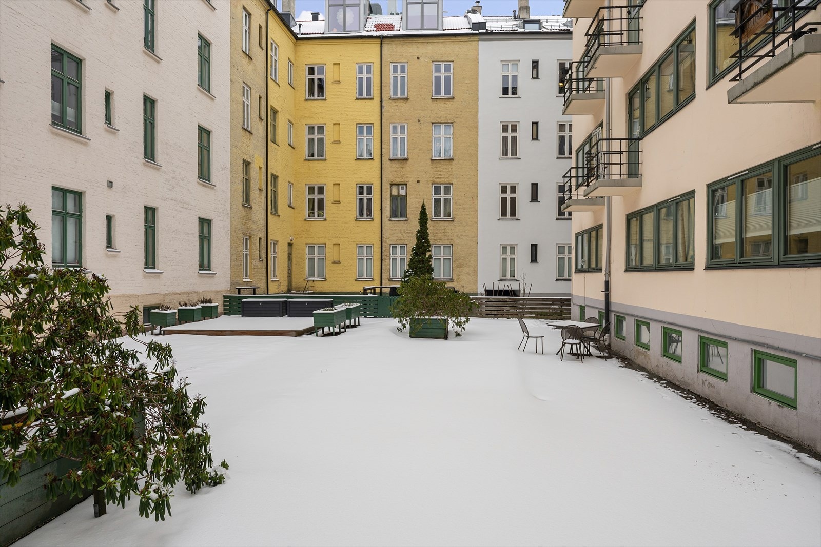 Rolig og skjermet bakgård Galleribilde