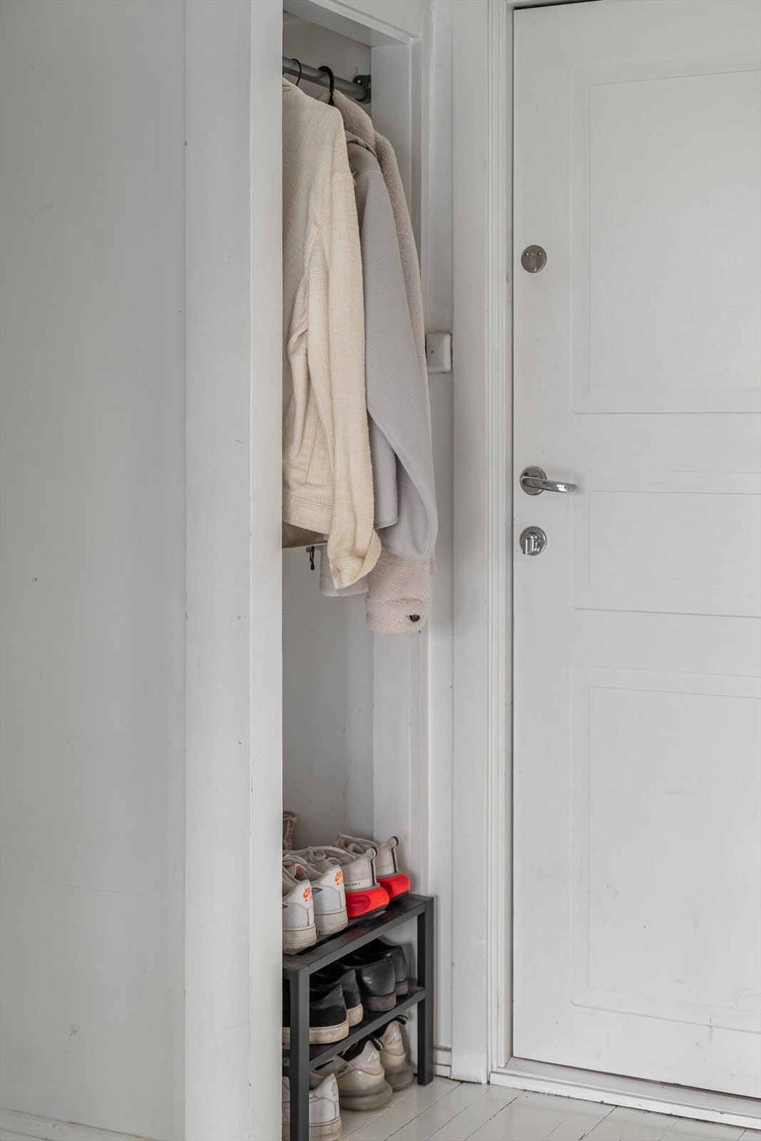 Praktisk nisje for sko og klesavheng Galleribilde