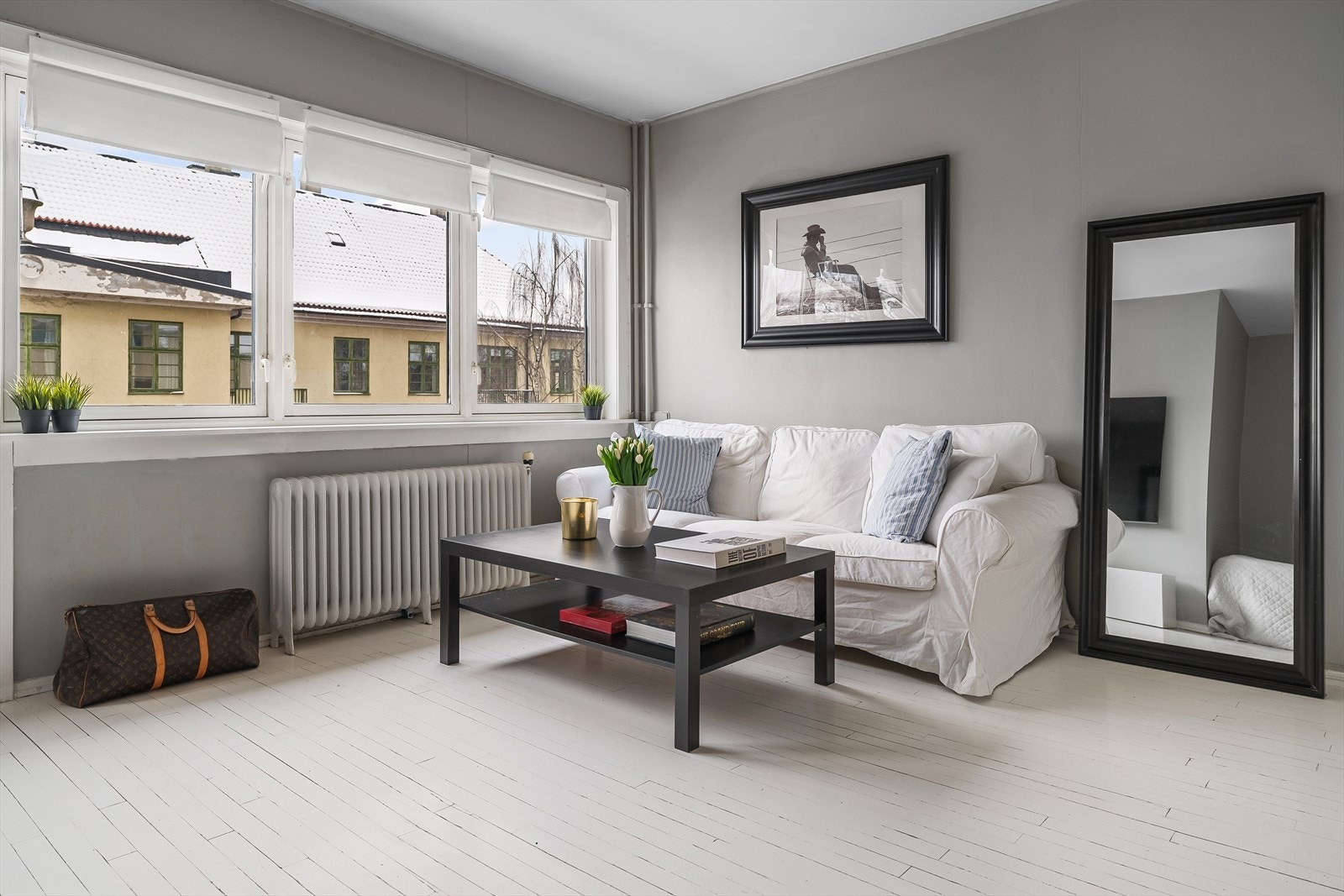 Leiligheten er oppvarmet gjennom vannbåren varme via radiatorer som gir en jevn og god varme Galleribilde