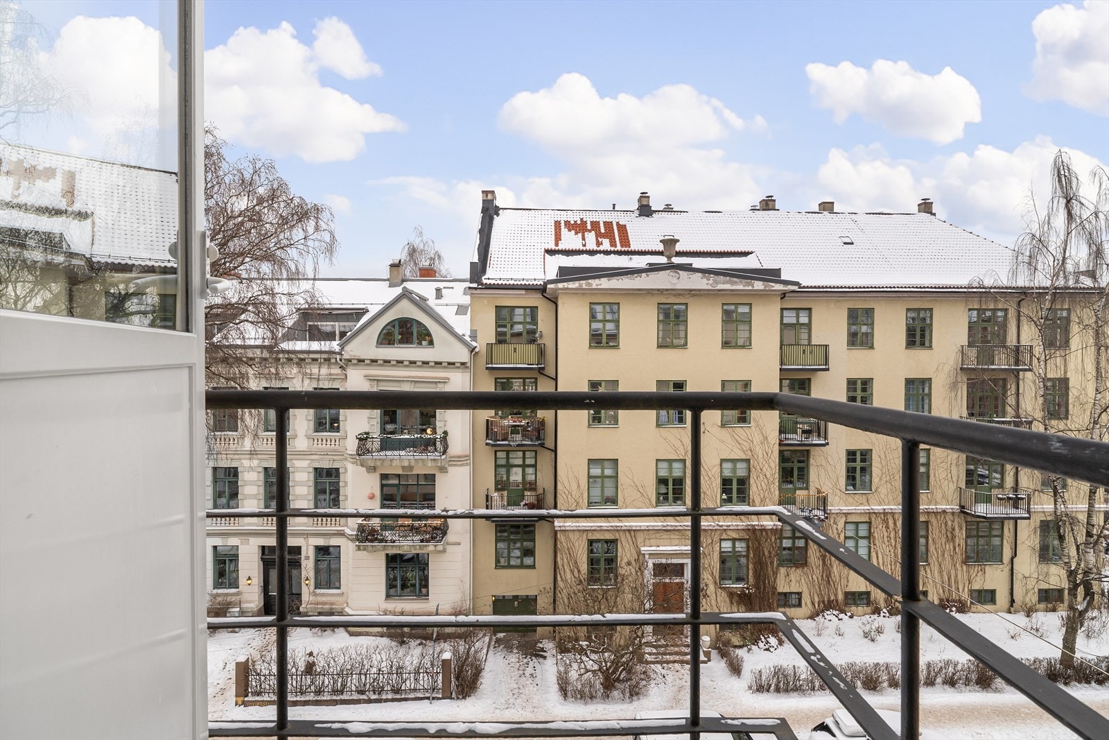 Utsikt fra balkongen mot klassisk bygårdsbebyggelse Galleribilde