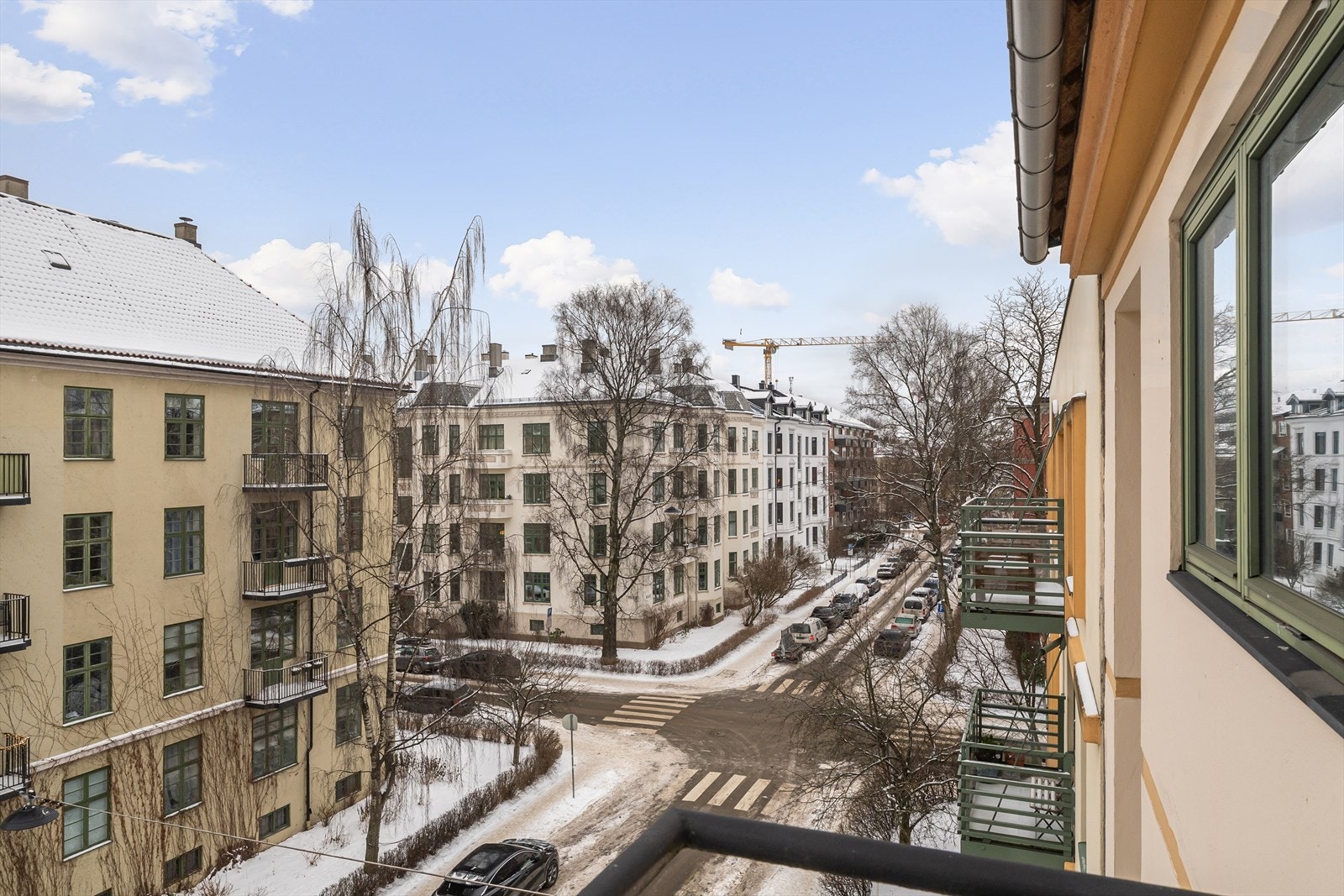 Balkongen ligger høyt og fritt med gode solforhold Galleribilde