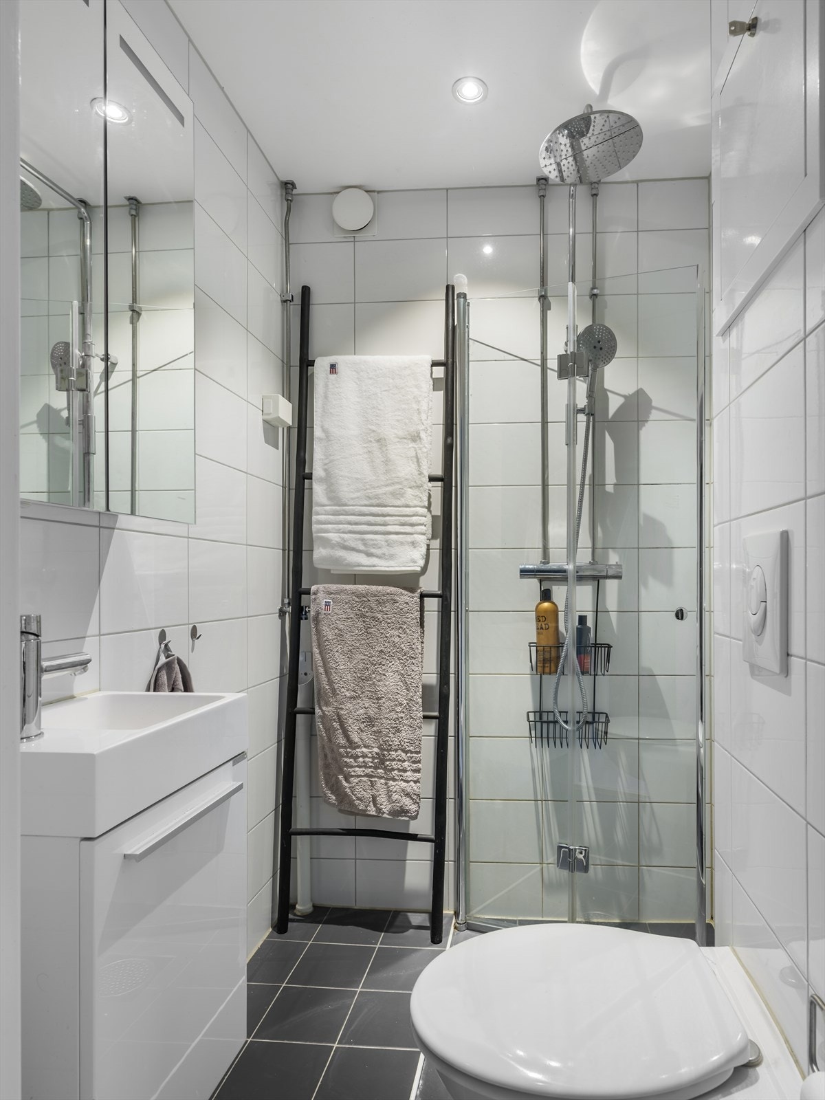 Moderne, flislagt bad med varmekabler Galleribilde