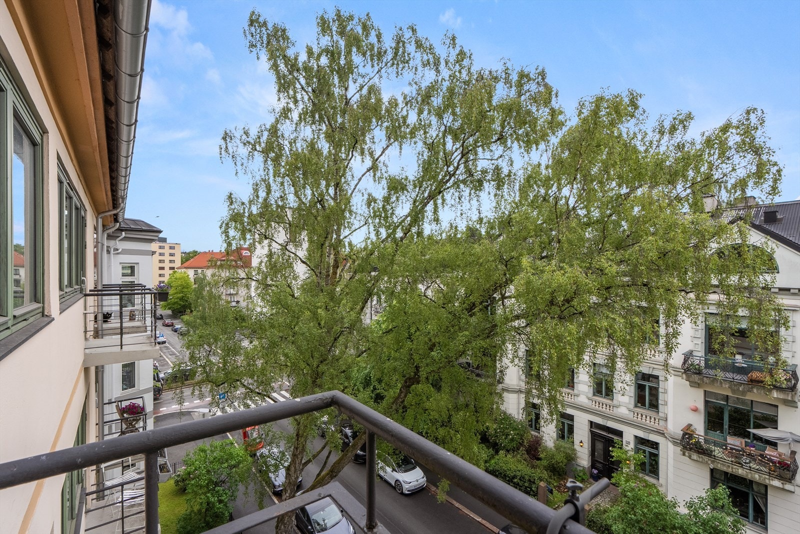 Balkong ut fra stuen gir en luftig forlengelse av leiligheten Galleribilde