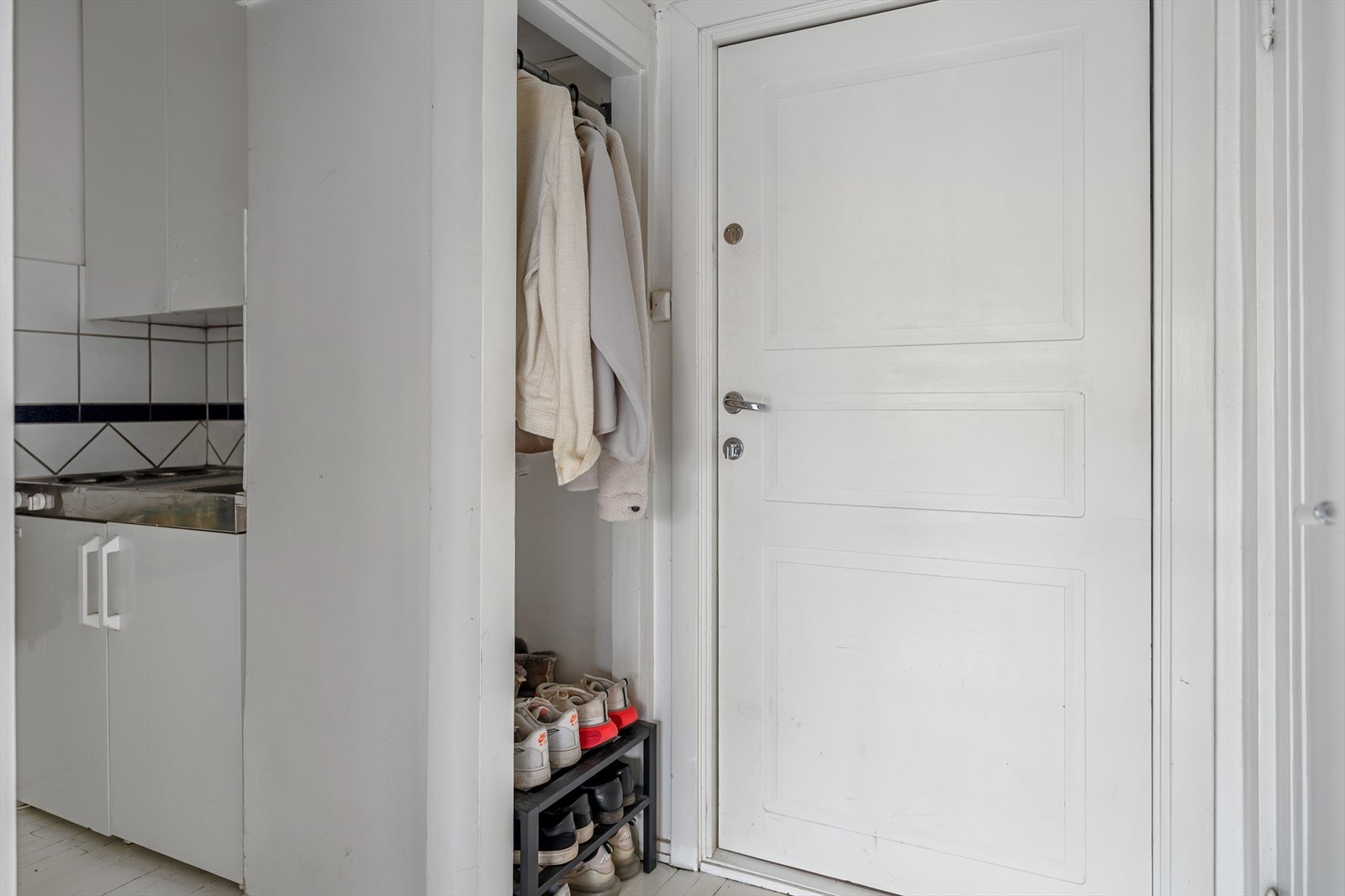 Fra gangen kommer man videre til separat kjøkken Galleribilde