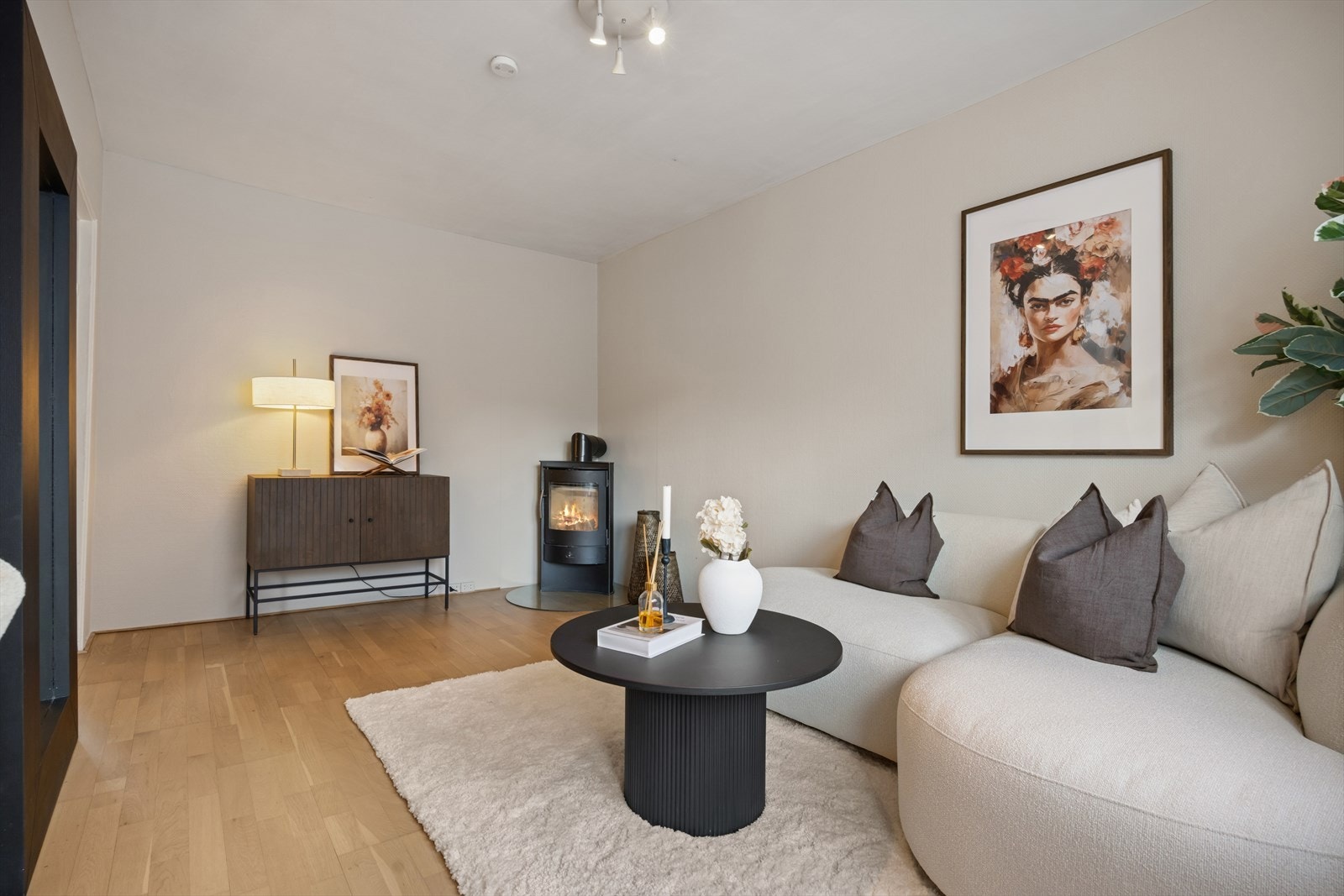 Vedovn i stuen gir effektiv oppvarming og skaper en behagelig atmosfære. Galleribilde